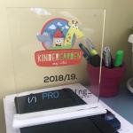 Staklena zahvalnica vrtića Kindergarden za 2018/19, naslonjena na Procoding postolje.