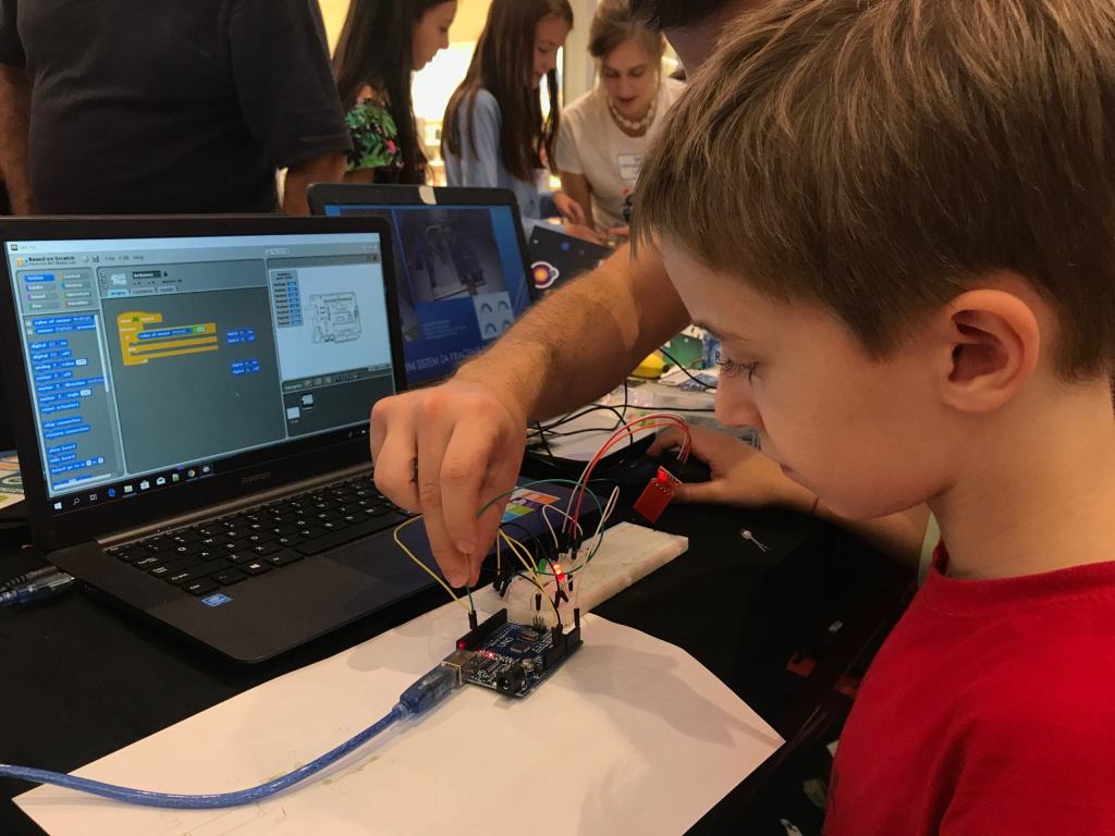 Dečak spaja žice na Arduino pločicu