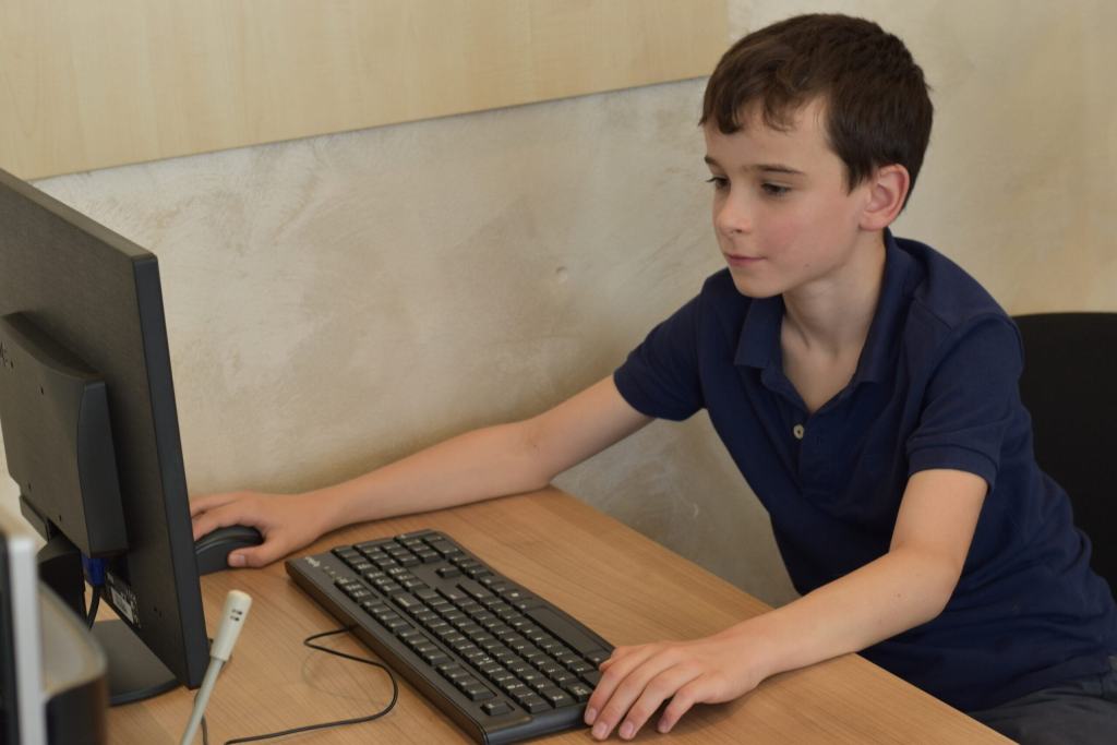 Dečak za računarom piše program