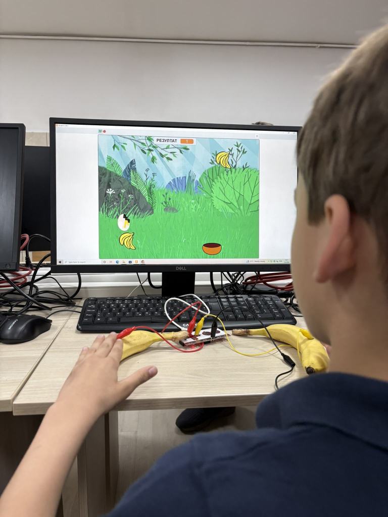 Dečak za računarom igra igru koju je sam napravio u Scratch-u