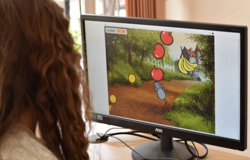 Na ekranu je igra napravljena u Scratch-u